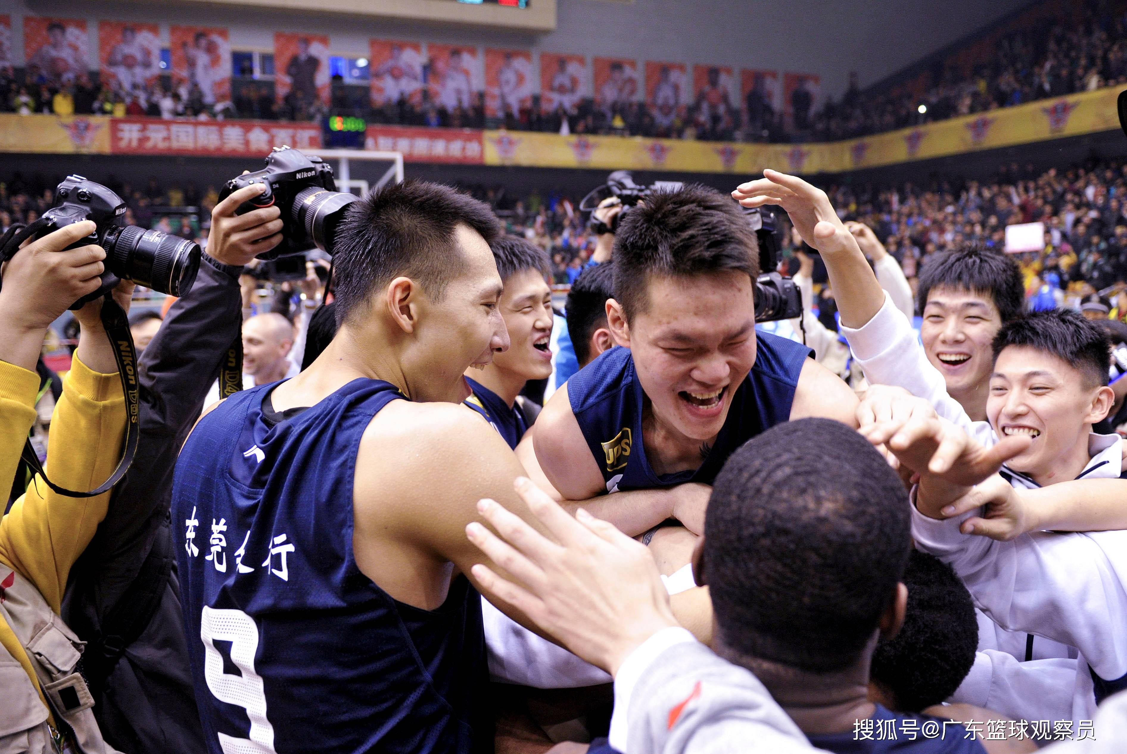 南宫下载官方网站-广东宏远今晨临场应变阿扎伦卡关键节点回归赛场，媒体一致点评：今夜广州队备战CBA常规赛 